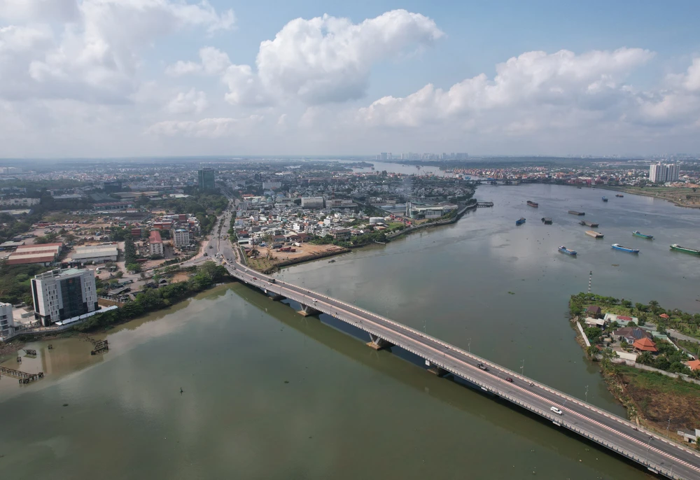 Theo đó, khu Trung tâm hành chính - Chính trị của tỉnh Đồng Nai mới được xây dựng tại KCN Biên Hòa 1 (phường An Bình, TP Biên Hòa), có vị trí đắc địa nằm phía Nam của tỉnh, ngay cửa ngõ của TP.HCM, Bình Dương thuận lợi kết nối với hệ thống giao thông, gồm Quốc lộ 51, tuyến Metro Bến Thành - Suối Tiên, gắn với đường sắt nhẹ của TP Biên Hòa.