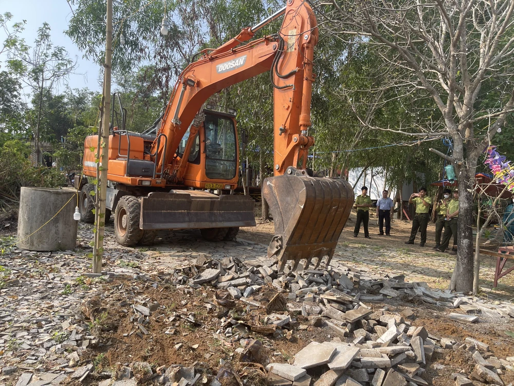 Cơ quan chức năng cưỡng chế hàng loạt công trình du lịch sinh thái không phép. Ảnh: VH.