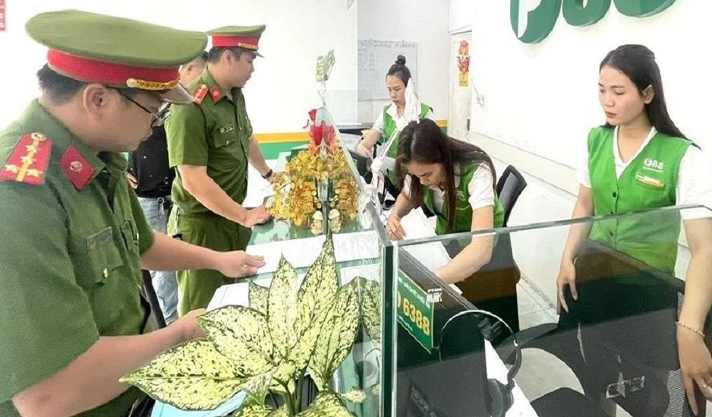 Lực lượng công an kiểm tra một trong những điểm kinh doanh của Công ty cổ phần kinh doanh F88. Ảnh Công an Đồng Nai.