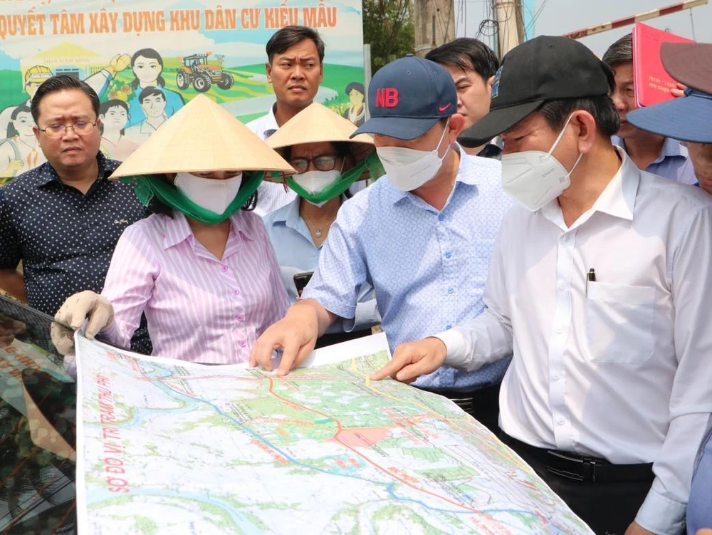 Đoàn HĐND tỉnh Đồng Nai đi khảo sát thực tế dự án BOT đường 768. Đây là dự án mà báo Pháp Luật TP.HCM có nhiều bài viết phản ánh đường hư hỏng, nhếch nhác không được sửa chữa, nâng cấp. Ảnh: VŨ HỘI.