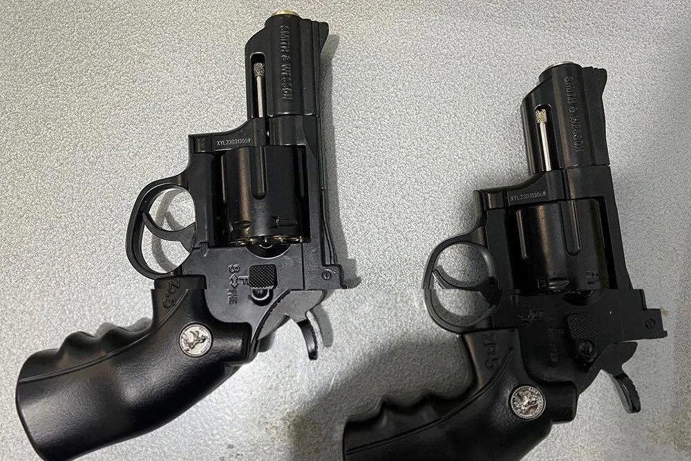 Hai khẩu súng Khang mang đến Đồng Nai để bán. Ảnh: CTV.