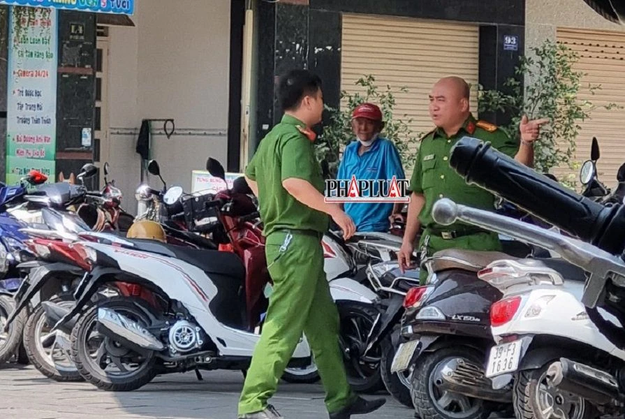 Lực lượng chức năng tiến hành khám xét Văn phòng của Trung tâm dạy nghề lái xe Sài Gòn tại Khu dân cư Bửu Long (TP Biên Hòa). Ảnh: VH.