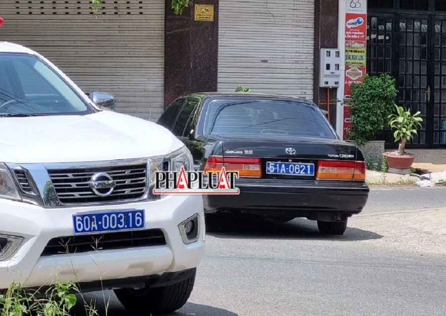 Xe công vụ mang biển số tỉnh Đồng Nai và TP.HCM chở lực lượng công an đến khám xét Trung tâm. Ảnh: VH.