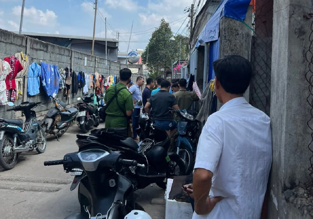 Cơ quan chức năng khám nghiệm hiện trường. Ảnh: VH. Cơ quan chức năng khám nghiệm hiện trường. Ảnh: VH.