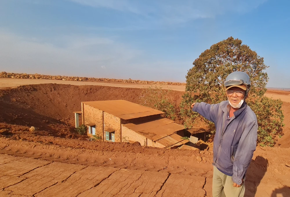 Theo ông Hạnh, không thể sống nổi giữa “sa mạc” đất cát và bụi đỏ, con gái ông Hạnh đã chuyển sang khu Bình Sơn ở trọ để đi làm. Ông Hạnh thay con ở lại vùng dự án để giữ nhà nguyên vẹn và chờ cơ quan chức năng tỉnh Đồng Nai có hướng giải quyết.