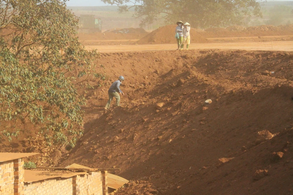 Đó là căn nhà của con gái ông Ngô Quang Hạnh (63 tuổi). Con gái ông Hạnh chưa đồng ý bàn giao mặt bằng vì cho rằng chính quyền chưa giải quyết việc bồi thường thỏa đáng.