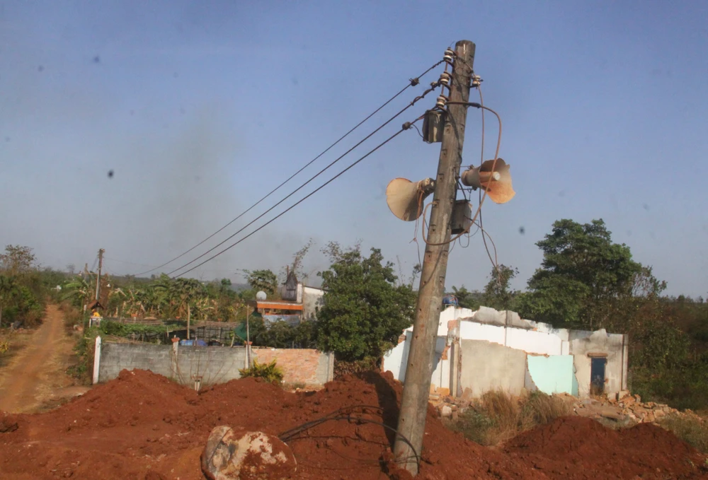 Một số căn nhà nằm trong dự án sân bay Long Thành nhưng ở giai đoạn 2 vẫn còn điện sử dụng.