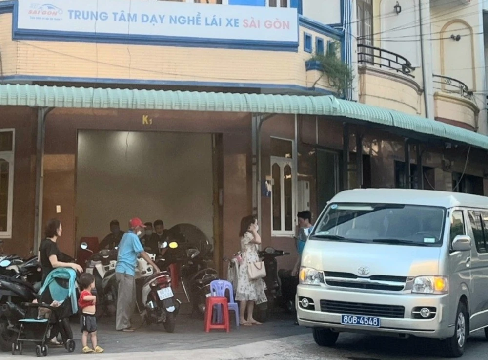 Lực lượng Bộ công an khám xét nhiều cơ sở của trung tâm. Ảnh: VH.