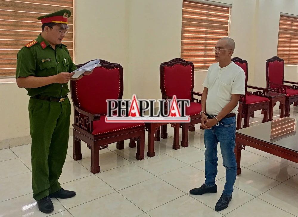 Cơ quan công an đọc lệnh bắt Bùi Vĩnh Tuấn. Ảnh: VH.