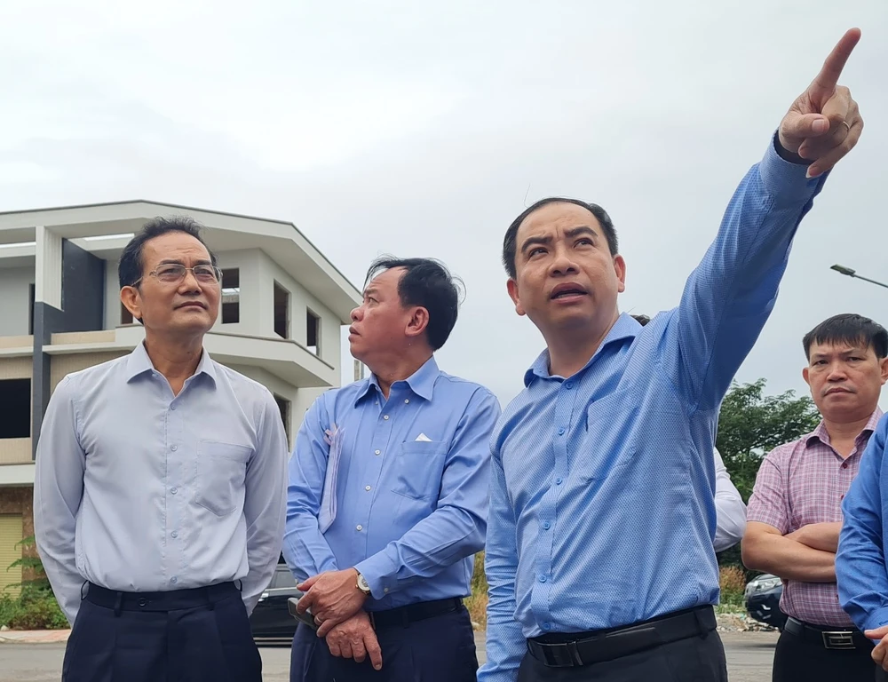 Ông Võ Văn Chánh (ngoài cùng bên trái) trong một lần khảo sát khu dân cư Bửu Long. Ảnh: VH.