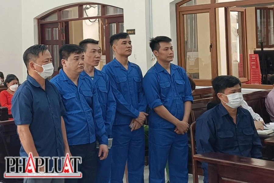 Các bị cáo tại tòa sơ thẩm. Ảnh: VH.