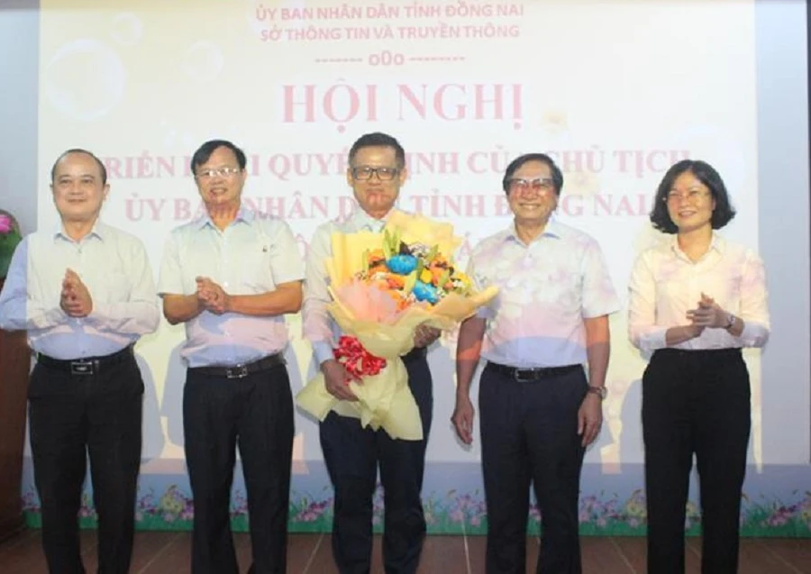 Lãnh đạo UBND tỉnh Đồng Nai tặng hoa chúc mừng tân Giám đốc Sở TT-TT Tạ Quang Trường. Ảnh: Cổng thông tin tỉnh Đồng Nai.