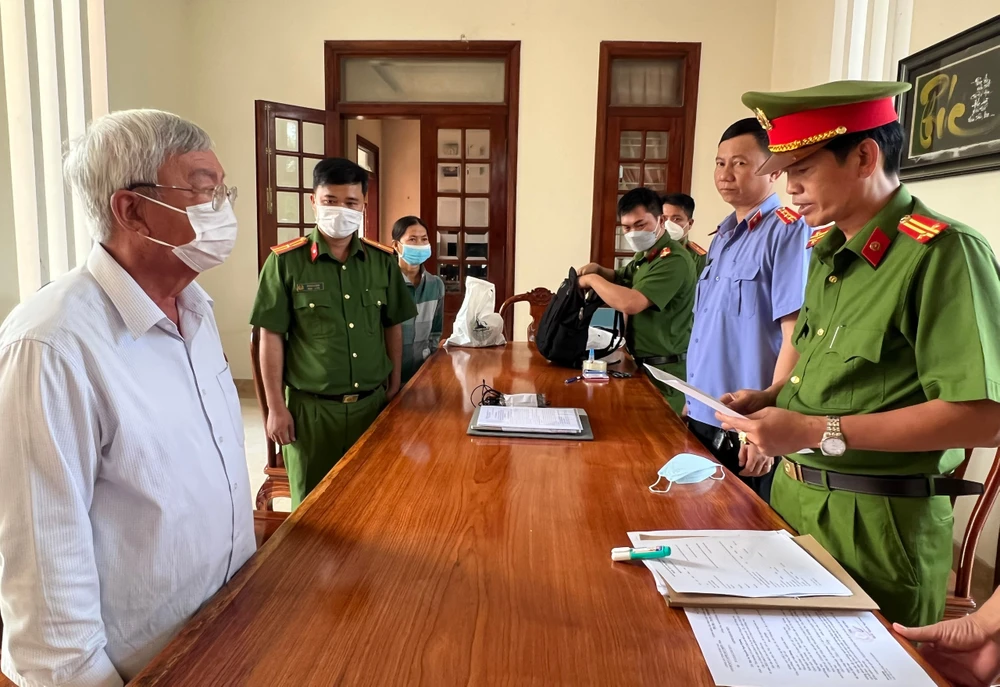 Công an đọc lệnh khám xét nhà nguyên Giám đốc Sở TN&amp;MT Đồng Nai Lê Viết Hưng. Ảnh: VH.