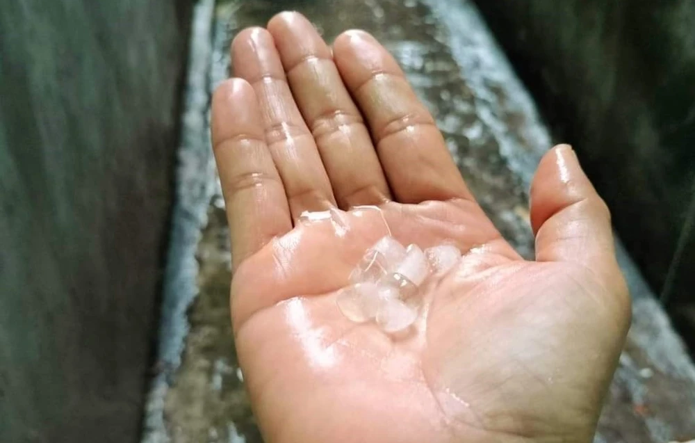 Trận mưa ở TP Biên Hòa đã xuất hiện có mưa đá nhỏ. Ảnh: CTV