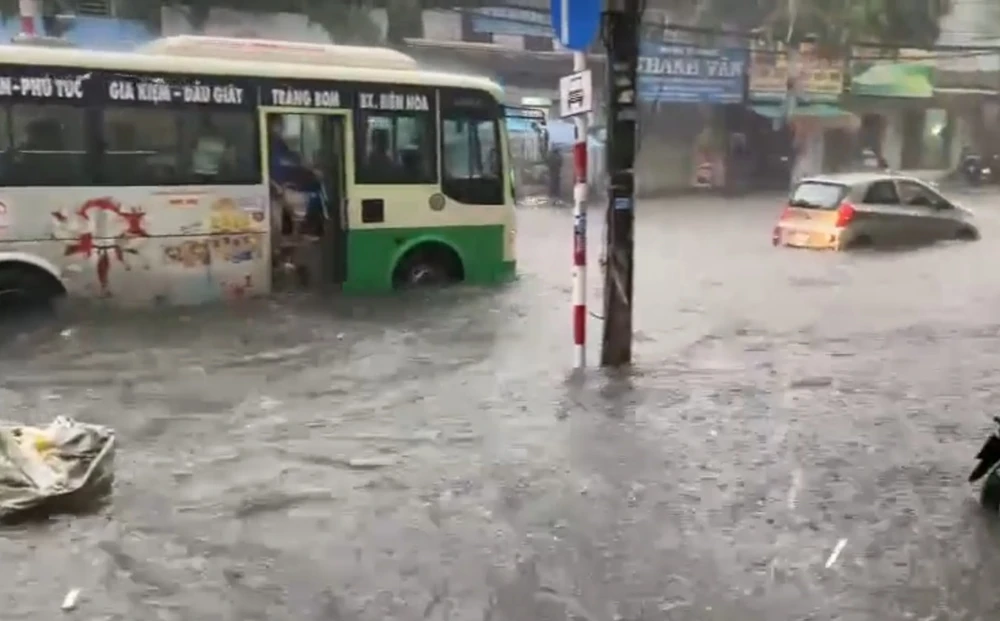 Trận mưa lớn khiến nhiều tuyến đường bị ngập nặng. Ảnh: VH