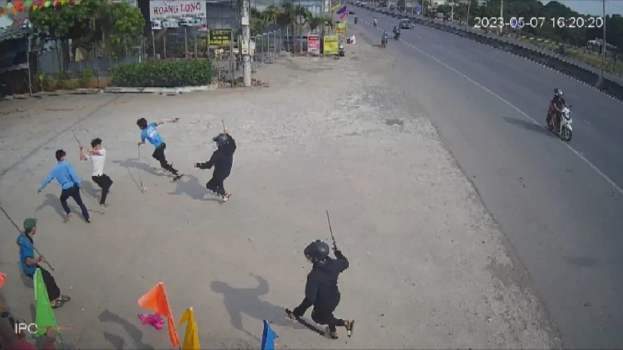 Camera ghi cảnh chém người tại trạm dừng chân. Ảnh: CA Camera ghi cảnh chém người tại trạm dừng chân. Ảnh: CA