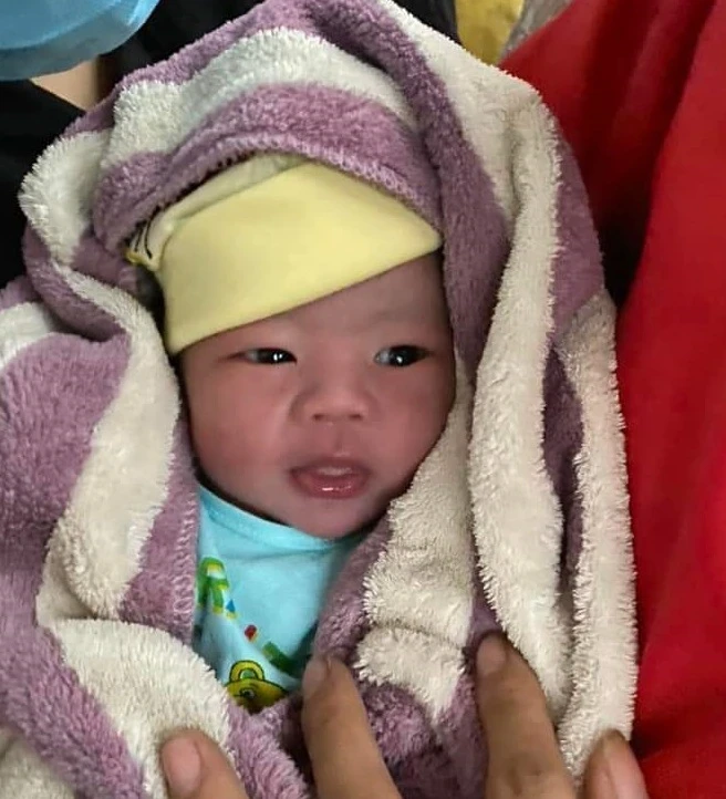 Trẻ sơ sinh bị bỏ rơi sau cánh cửa nhà vệ sinh.