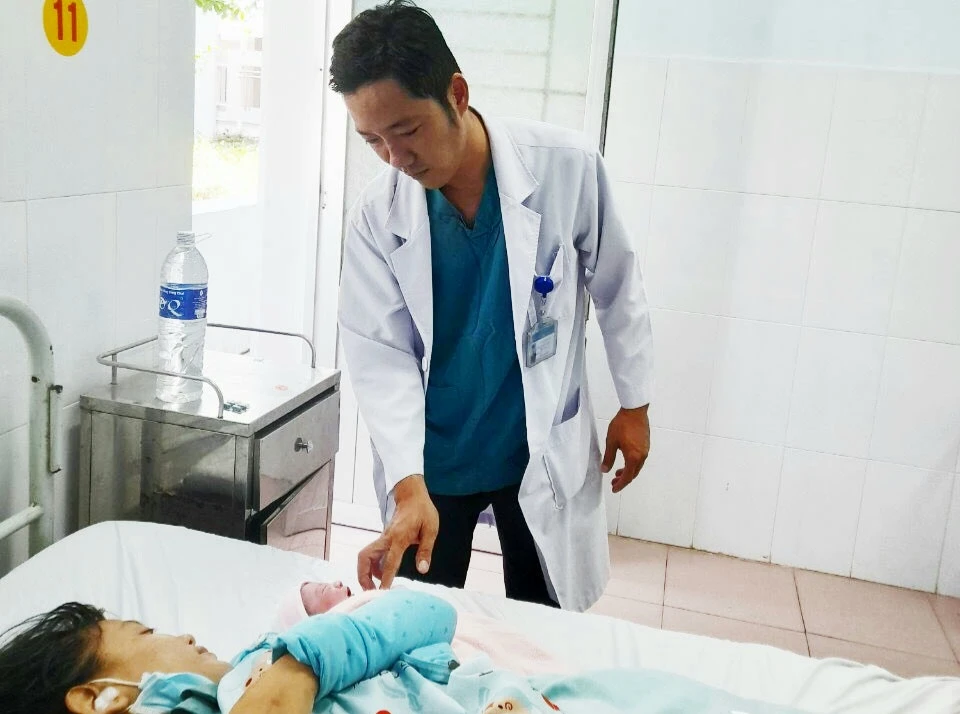 Hai mẹ con chị Sang được theo dõi sức khỏe tại BV Đa khoa khu vực Định Quán. Ảnh Văn Tuấn. Hai mẹ con chị Sang được theo dõi sức khỏe tại BV Đa khoa khu vực Định Quán. Ảnh Văn Tuấn.