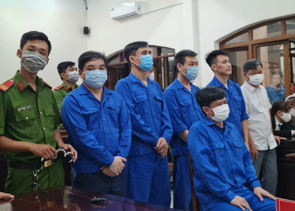 Các bị cáo tại tòa sơ thẩm. Ảnh: VH.