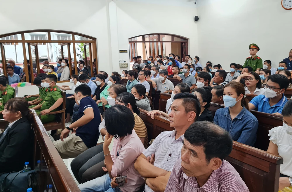 Hàng trăm người là bị hại trong vụ án được triệu tập đến tòa. Ảnh: VH.