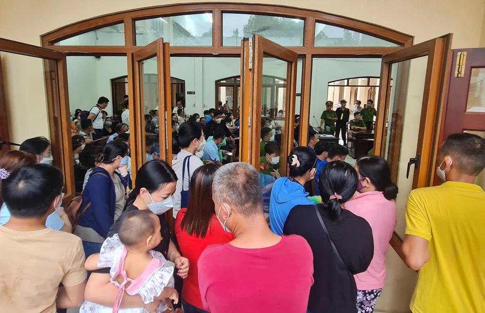 Do quá đông nên người bị hại phải đứng ngoài hành lang phòng xét xử. Ảnh: VH.