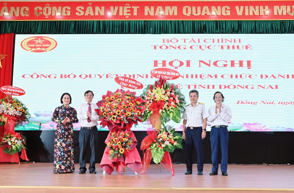 Phó Bí thư Tỉnh ủy, Chủ tịch UBND tỉnh Đồng Nai Cao Tiến Dũng tặng hoa chúc mừng ông Nguyễn Toàn Thắng. Ảnh: VH.