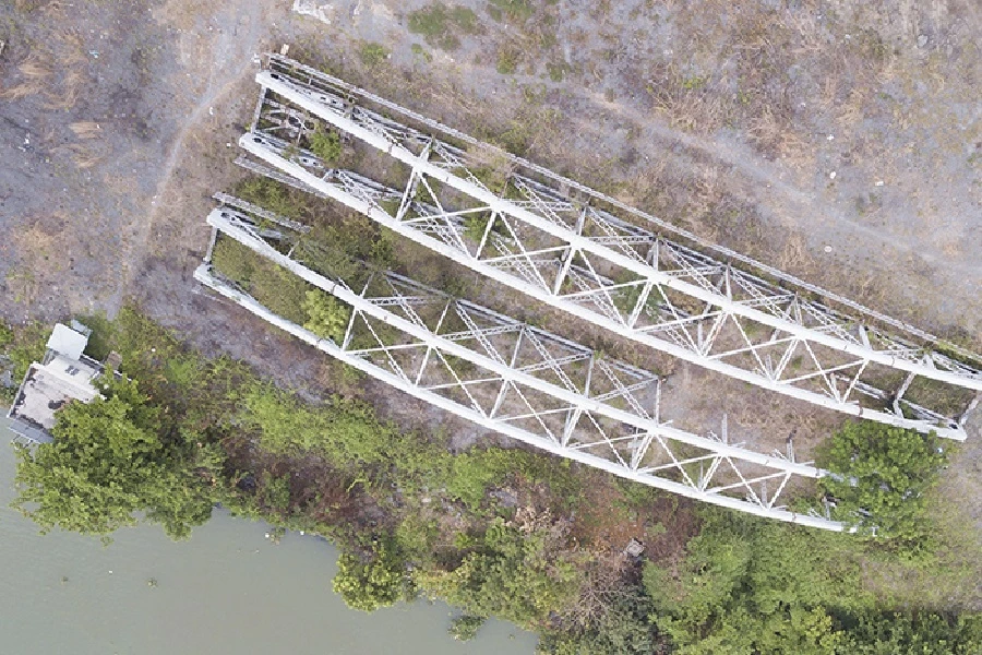 Cầu Ghềnh cũ sau khi bị sà lan tông sập năm 2016, được đưa về bãi đất ven sông Đồng Nai bị nhóm trộm cắt sắt mang đi bán