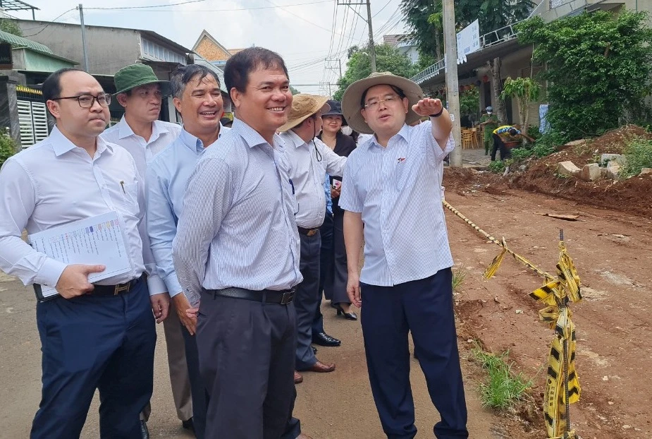 Ông Quản Minh Cường Phó bí thư Tỉnh ủy, Trưởng đoàn Đại biểu Quốc hội tỉnh kiểm tra thực địa khu vực xử lý nước thải tại dự án khu dân cư đô thị Dầu Giây. Ảnh: VH.