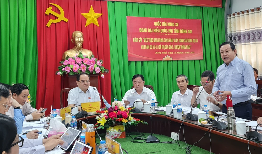 Ông Đặng Minh Đức - Giám đốc Sở TN&amp;NT Đồng Nai (đứng) báo cáo trước đoàn giám sát. Ảnh: VH.
