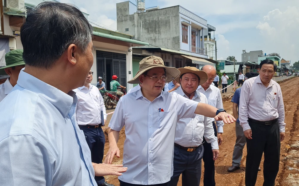 Đoàn giám sát của Đoàn đại biểu Quốc hội tỉnh Đồng Nai xuống khảo sát thực tế. Ảnh: VH.