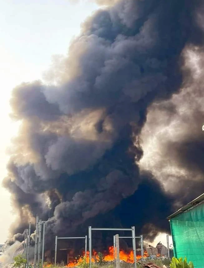 Ngọn lửa bùng phát dữ dội. Ảnh CTV.