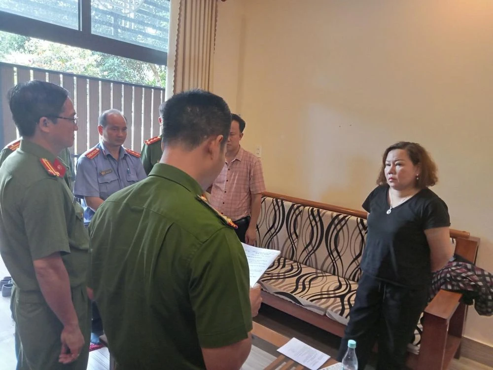 Bị can Nguyễn Thị Nhung nghe lệnh bắt giam của cơ quan CSĐT Công an. Ảnh CAĐN Bị can Nguyễn Thị Nhung nghe lệnh bắt giam của cơ quan CSĐT Công an. Ảnh CAĐN