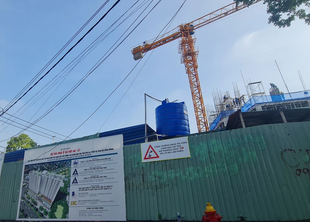 Dự án nhà ở xã hội A6, A7 đang được xây dựng có quy mô xây dựng 19 tầng dự kiến hoàn thành vào giữa năm 2025 bán giá khoảng 21 triệu đến 22,5 triệu đồng/m2. Ảnh: VH.