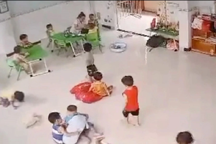 Hình ảnh từ camera giám sát của Trường mầm non Tuổi Ngọc (P.An Bình, TP.Biên Hòa) ghi lại thời gian bà Hường có hành vi bạo hành trẻ. Ảnh: Cắt từ camera.