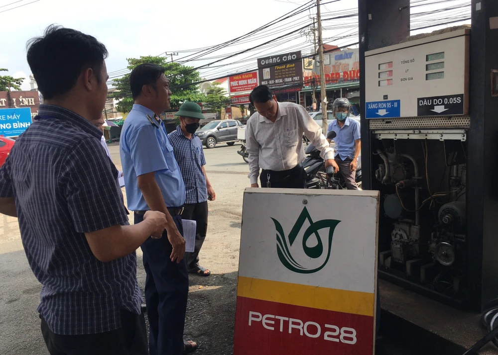 Đoàn kiểm tra của tỉnh Đồng Nai kiểm tra Trạm Xăng dầu Công ty TNHH MTV Tổng công ty 28. Ảnh: QLTT Đồng Nai.