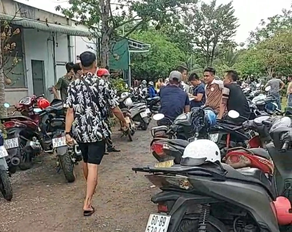 Hàng trăm người dân kéo đến nhà chủ hụi. Ảnh: CTV