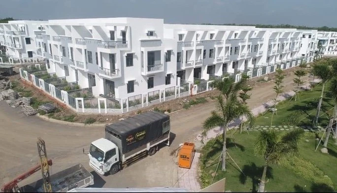 Công ty cho xây dựng hoàn thiện hệ thống hạ tầng khoảng 60% và xây hoàn thiện phần thô 488 căn nhà (198 căn biệt thự, 290 căn liên kế). Ngoài ra, 192 căn liên kế còn lại đã hoàn thiện thi công phần móng.