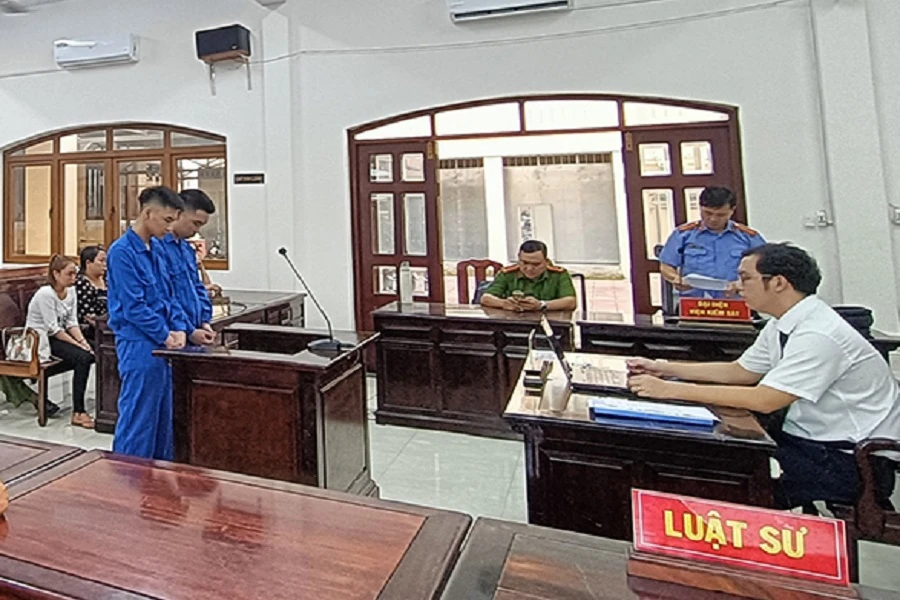 Hai bị cáo tại tòa. Ảnh: P.H