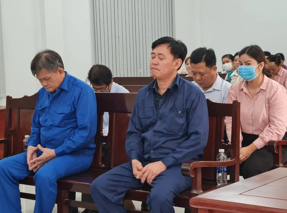 Ngồi hàng đầu, bị cáo Nguyễn Văn Bế và Trần Quốc Tuấn luôn thể hiện sự đau xót khi vụ việc xảy ra. Ảnh: VH