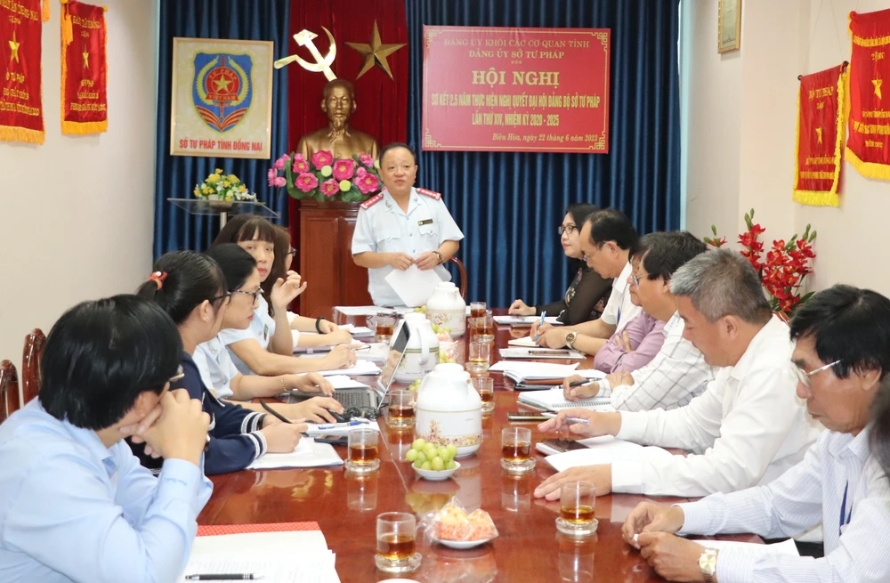 Phó chánh thanh tra Bộ Tư pháp Vũ Văn Đoàn phát biểu tại buổi làm việc. Ảnh: VH.