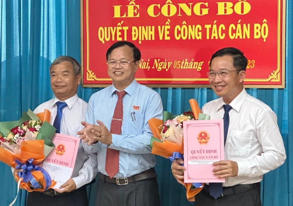 Chủ tịch UBND tỉnh Đồng Nai Cao Tiến Dũng trao quyết định cho ông Lê Quang Trung (bên phải) và ông Nguyễn Lương Thao. Ảnh: VH