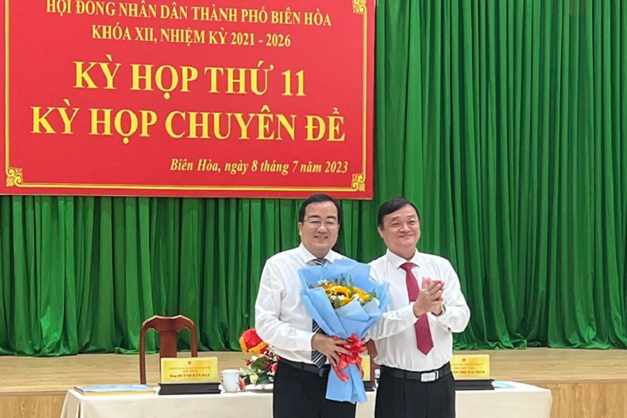 Phó Bí thư Thường trực Thành ủy, Chủ tịch HĐND TP Biên Hòa Huỳnh Tấn Đạt tặng hoa chúc mừng ông Nguyễn Duy Tân. Ảnh: K. Thiết.