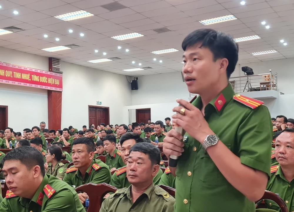 Một công an xã trình bày ý kiến với Ban Giám đốc Công an tỉnh. Ảnh: VH. Một công an xã trình bày ý kiến với Ban Giám đốc Công an tỉnh. Ảnh: VH.