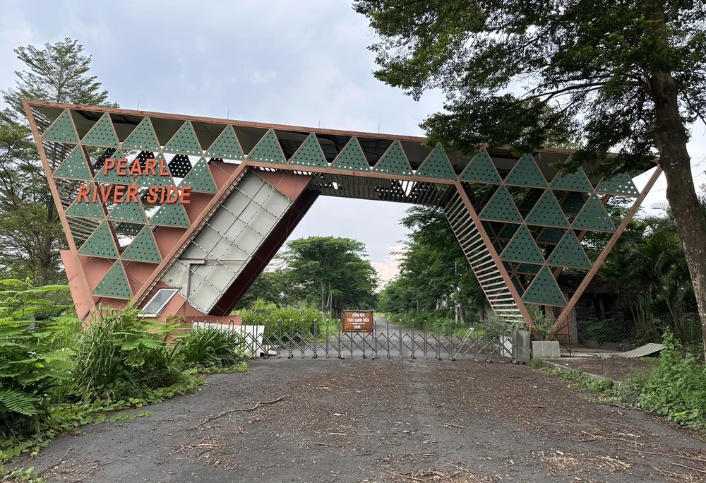 Cổng vào cũng là đường vào Khu dân cư Giang Điền gồm khu B và C rộng 81 ha nằm bên cạnh sông Buông, đối diện khu A rộng 37 ha là du lịch sinh thái.