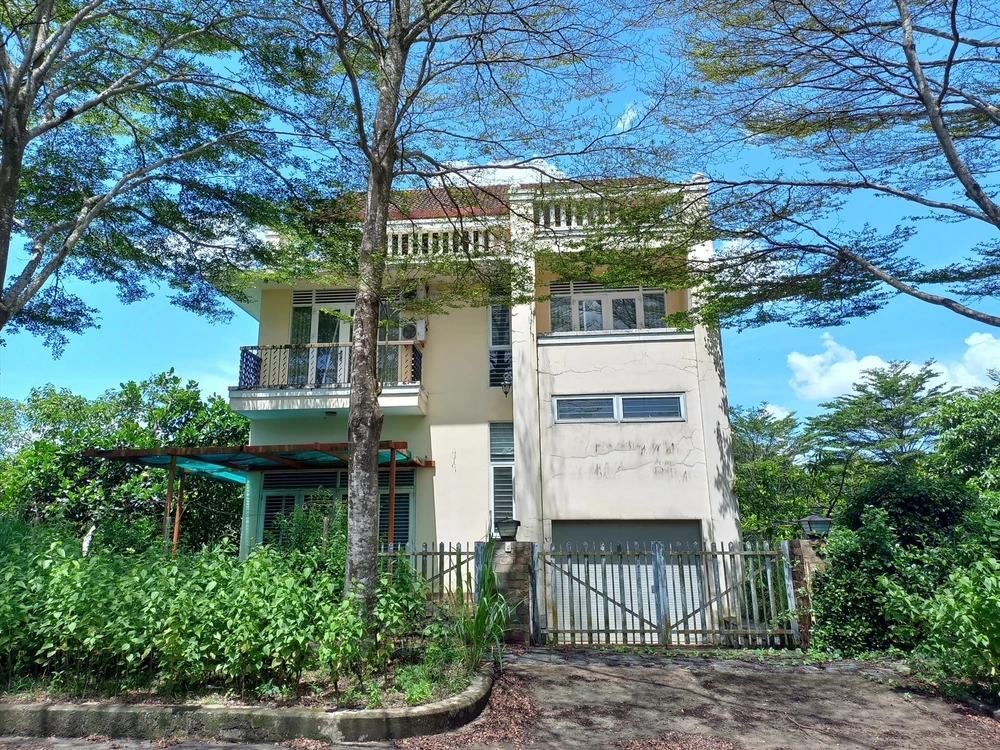 Dự án dân cư Giang Điền (khu B) được UBND tỉnh phê duyệt năm 2009 với nhiều biệt thự đơn lập. Một số căn biệt thự đã hoàn thành xây dựng nhưng bỏ hoang không có người ở vẫn chưa có giấy chứng nhận quyền sử dụng đất cho người mua.