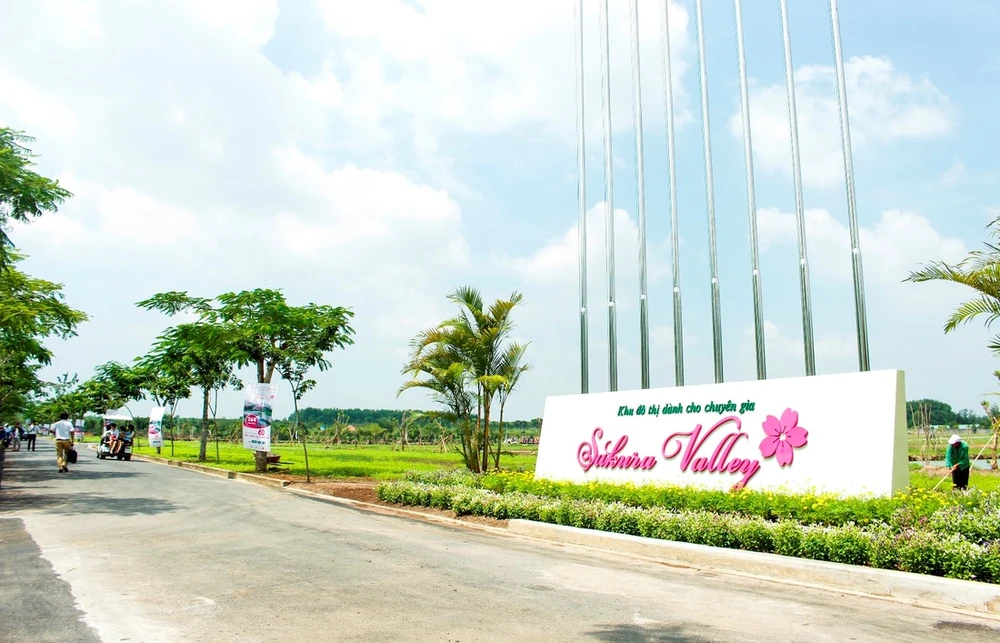 Khi mới mở bán dự án, chủ đầu tư chỉnh trang hạ tầng sạch đẹp để thu hút khách. Đến nay dự án chưa được cơ quan chấp thuận chủ trương đầu tư nhưng Công ty cổ phần du lịch Giang Điền đã bán hàng trăm nền đất theo hình thức "Hợp đồng góp vốn" thu về hàng trăm tỷ đồng. (Ảnh: MXH).