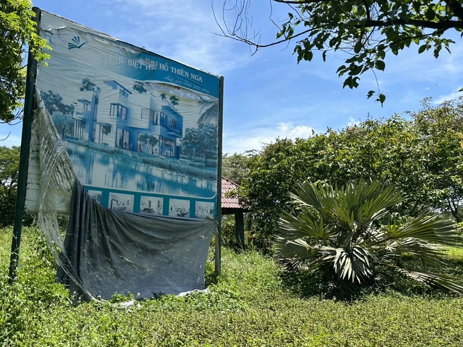 Năm 2010, sau khi dự án dân cư xã Giang Điền thực xây dựng hạ tầng Công ty cổ phần du lịch Giang Điền đã bán khoảng 800 nền đất theo hình thức "Hợp đồng góp vốn" thu về hàng trăm tỷ đồng. Hơn 10 năm không thể ra sổ cho khách hàng, hai KDC bên thác Giang Điền trở nên đìu hiu, vắng vẻ.