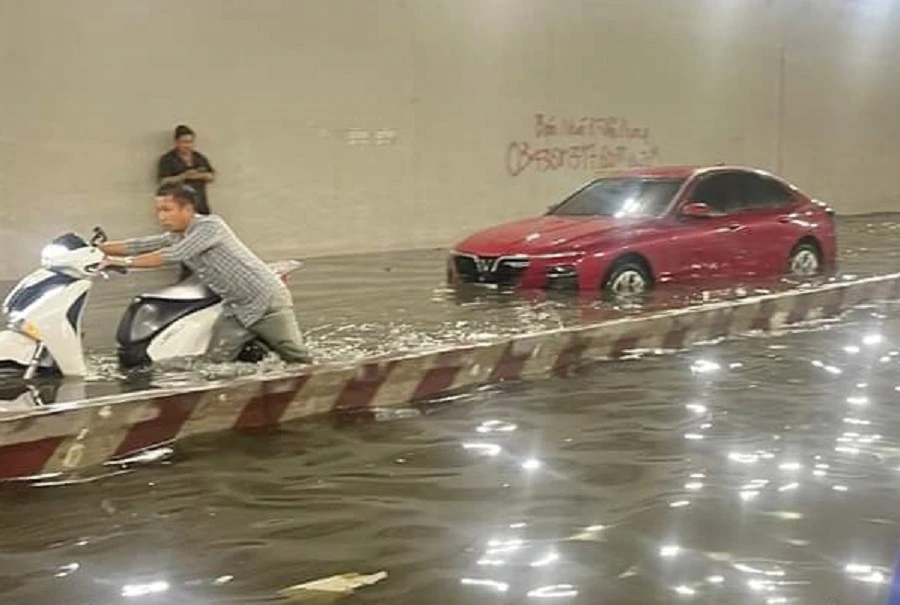 Hầm chui Tân Phong ngập sâu trong nước. Ảnh: CTV.
