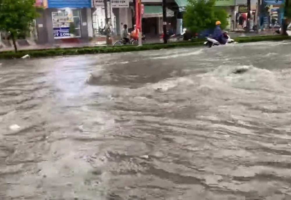 Khu vực ngã 3 Trảng Dài trên đường Đồng Khởi ngập sâu. Ảnh: VH.