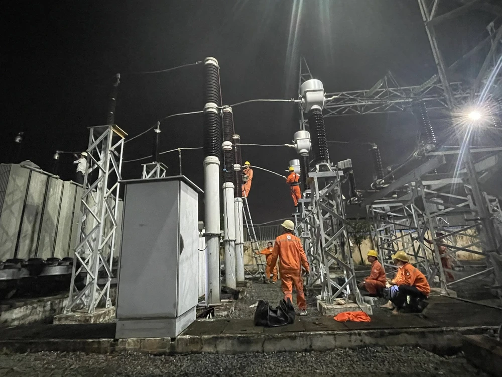 Nhân viên của Công ty TNHH MTV Điện Lực Đồng Nai nhanh chóng tiến hành khắc phục sự cố. Ảnh: VH.